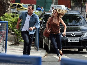 Rodrigo Lombardi e Flávia Alessandra dão um pique no meio da rua (Foto: Salve Jorge/TV Globo)