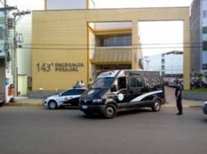 Câmeras de segurança ajudaram polícia prender homens que assaltaram posto de combustível em Itaperuna Câmeras de segurança ajudaram polícia prender homens que assaltaram posto de combustível em Itaperuna