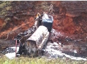 Caminhão explode e duas pessoas morrem em acidente na BR-101