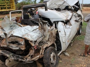 A van que trazia familiares de Sobral ficou totalmente destruída. (Foto: Gil Oliveira / (G1))