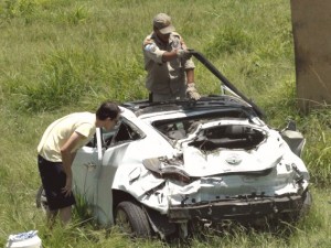 A equipe do Corpo de Bombeiros Militar de Itaperuna esteve no local, que ficou preservado até a chegada do perito (Foto: Rádio Itaperuna/Jorge Luiz)