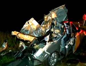 Cinco pessoas morrem em acidente envolvendo carro e caminhão na Via Lagos
