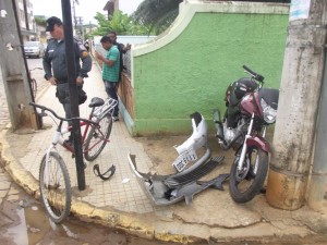 Mulher se envolve em acidente não socorre vítimas mas é localizada pela Polícia Mulher se envolve em acidente não socorre vítimas mas é localizada pela Polícia