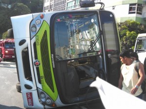 Um ônibus da linha 485, que seguia de Ipanema para a Penha, tombou no Viaduto Pedro Álvares Cabral, em Botafogo. (Foto: Matheus Giffoni/ G1)