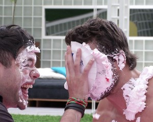 Nasser dá tortada em Elieser (Foto: TV GLOBO/BBB)