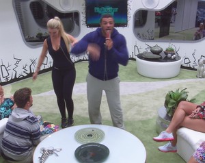 Enquanto esperam pela primeira prova da liderança bbbs se divertem (Foto: TV Globo/BBB)