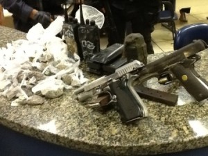 Confronto entre o BOPE e traficantes para uma jovem de 18 anos no Rio de Janeiro