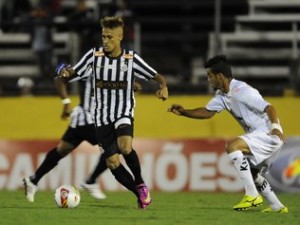 Santos empata com o Bragantino, mas se mantém na liderança Santos empata com o Bragantino, mas se mantém na liderança
