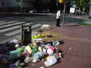 Várias ruas de Buenos Aires amanhecem repletas de lixo