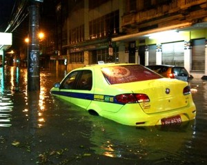 Temporal alaga o Rio de Janeiro que entra em estágio de alerta Temporal alaga o Rio de Janeiro que entra em estágio de alerta