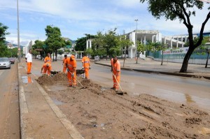 Comlurb recolhe 20 toneladas de lixo após temporal no Rio de Janeiro