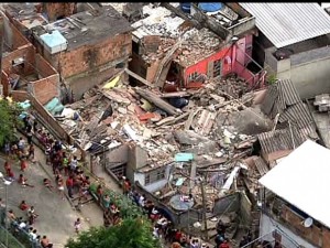 Casa desabou sobre outras duas residências na Vila Cruzeiro, no Rio de Janeiro (Foto: Reprodução/ TV Globo)