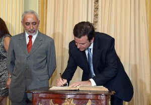 No primeiro dia de novo mandato, Paes lança ponto biométrico e turno integral nas escolas