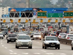 Excesso de veículos da Região dos Lagos causa retenções em vias de acessos ao Rio de Janeiro
