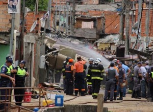 Helicóptero a serviço da Prefeitura cai em São Paulo e mata uma pessoa e fere quatro
