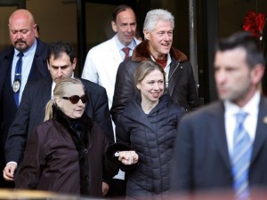 Hillary Clinton deixa hospital em Nova York após alta médica
