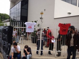 Assentados ocuparam prédio do Instituto Lula nesta manhã (Foto: Tatiana Santiago/G1) Assentados ocuparam prédio do Instituto Lula nesta manhã (Foto: Tatiana Santiago/G1)