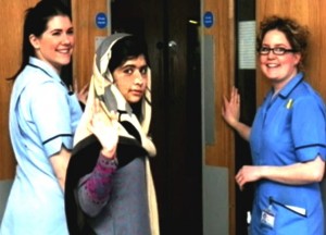 Malala Yousafzai, a menina baleada por Talibãs deixa hospital na Inglaterra 