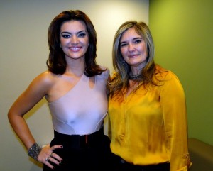 Mayana agradece à mãe pela boa genética (Foto: Domingão do Faustão / TV Globo) Mayana agradece à mãe pela boa genética (Foto: Domingão do Faustão / TV Globo)
