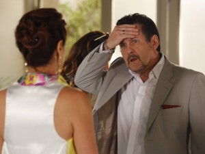 Mustafá fica passado ao saber que foi engado por Berna (Foto: Salve Jorge/TV Globo) Mustafá fica passado ao saber que foi engado por Berna (Foto: Salve Jorge/TV Globo)
