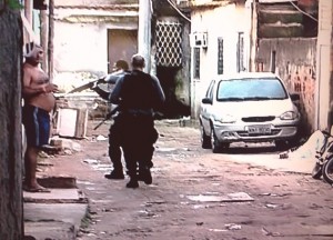 Policiais da Divisão de Homicídios realizam operação na Favela do Dique