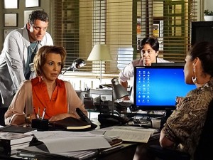 Helô e Barros ficam intrigados com a foto exibida por Rachel (Foto: Salve Jorge/TV Globo)