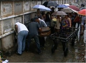 Menino que morreu atropelado ao fugir de uma operação contra o crack é enterrado