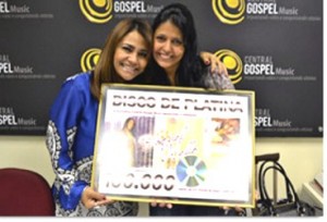 Cantora Raquel Mello recebe Disco de Platina