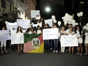 Passeata com milhares de pessoas homenageiam vítimas da boate Kiss em Santa Maria