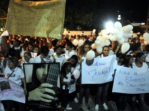 Passeata com milhares de pessoas homenageiam vítimas da boate Kiss em Santa Maria