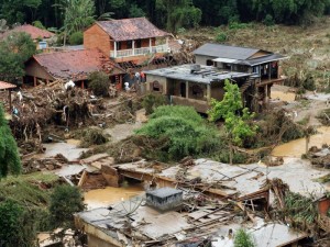 Manifestação de moradores do Vale do Cuiabá cobra construção de casas para desabrigados