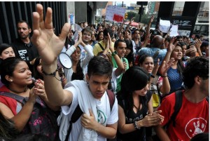 Estudantes manifestam em todo o país contra a posse do vice de Chávez