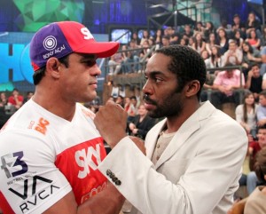 Capoeira ou MMA? Lázaro Ramos desafia Vitor Belfort no Altas Horas Capoeira ou MMA? Lázaro Ramos desafia Vitor Belfort no Altas Horas