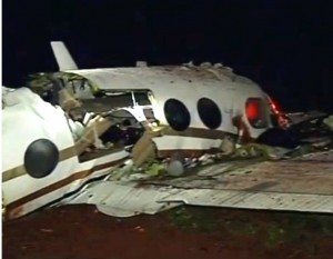 Bombeiros resgatam corpos de vítimas de queda de avião em município paulista Bombeiros resgatam corpos de vítimas de queda de avião em município paulista