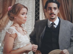 Alice e Jonas ficam sem palavras diante de Celinha (Foto: Lado a Lado/TV Globo) Alice e Jonas ficam sem palavras diante de Celinha (Foto: Lado a Lado/TV Globo)