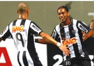 Atlético vence o São Paulo com gol de esperteza de Ronaldinho Atlético vence o São Paulo com gol de esperteza de Ronaldinho