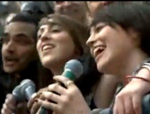 Empresa coloca milhares cantando Beatles na Trafalgar Square, em Londres Empresa coloca milhares cantando Beatles na Trafalgar Square, em Londres