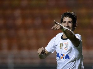 Pato festeja com os quatro torcedores o gol marcado contra os Millonarios