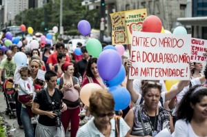Manifestação na Avenida Paulista pede acesso de doulas a salas de parto