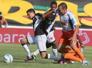 Bernardo faz dois gols e garante a classificação do Vasco