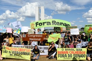 Em Brasília, protesto articulado via redes sociais pede afastamento de Renan da presidência do Senado