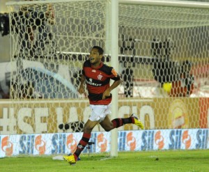 Flamengo goleia o Friburguense com show de Rafinha e Hernane