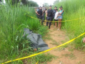 Jovem é encontrado morto com 5 tiros na cabeça em Itaperuna (Foto: Adilson Ribeiro)