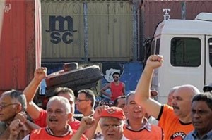Mesmo com proibição da Justiça, cerca de 8 mil portuários de Santos paralisam atividades