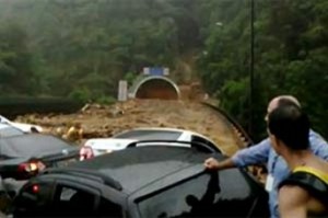 Deslizamento mata uma pessoa e atinge 24 veículos na Rodovia dos Imigrantes