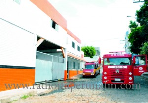 Incêndio atinge lojas de produtos químicos em Itaperuna Incêndio atinge lojas de produtos químicos em Itaperuna