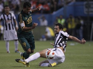Com arbitragem confusa, Palmeiras é superado pelo Libertad