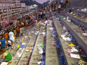 Desfile na Sapucaí produziu mais lixo que carnaval de rua em todo o Rio de Janeiro