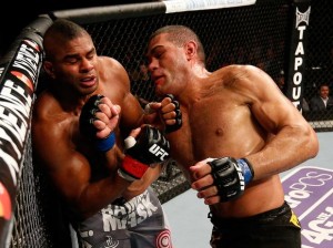 Pezão tem reação incrível, nocauteia e afasta Overeem do cinturão Pezão tem reação incrível, nocauteia e afasta Overeem do cinturão