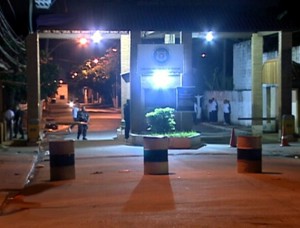 Dezenas de presidiários fogem pelo esgoto do presídio de Bangu no Rio de Janeiro